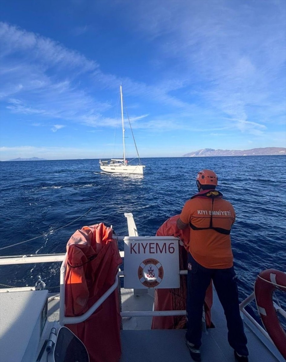 Muğla'nın Milas ilçesi açıklarında sürüklenen teknedeki 2 kişi ekiplerce kurtarıldı.