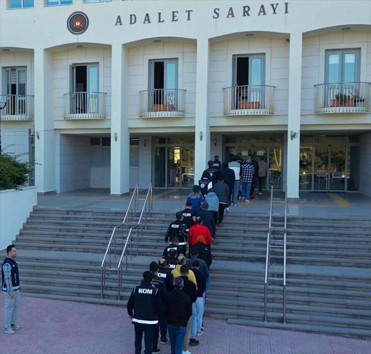 Muğla merkezli göçmen kaçakçılığı operasyonunda gözaltına alınan 16 şüpheliden 13'ü...