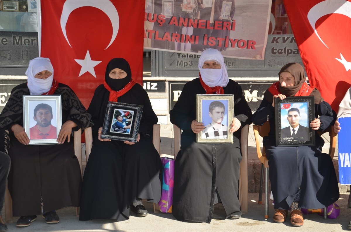 Muş'ta çocukları terör örgütü PKK tarafından kaçırılan aileler, DEM Parti İl Başkanlığı binası...
