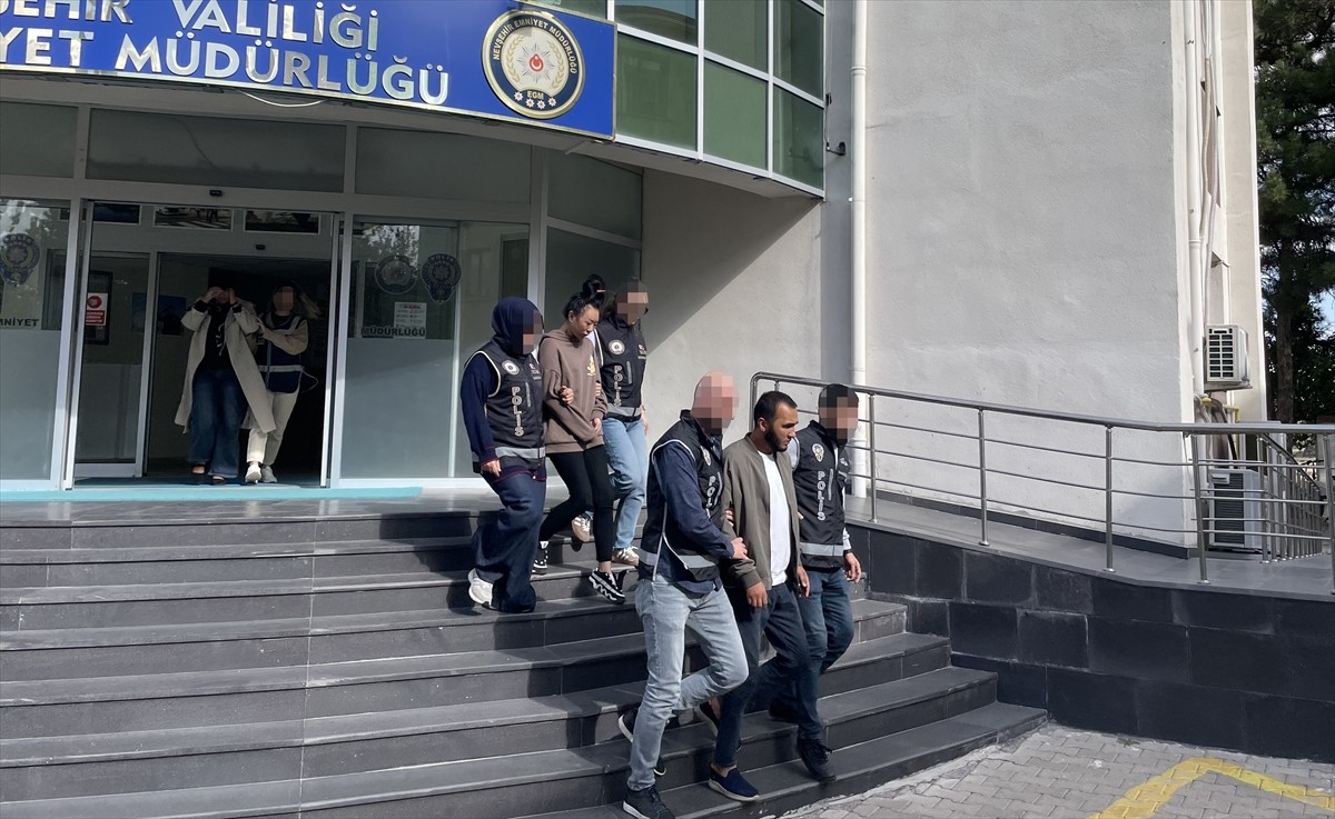Nevşehir'deki Kapadokya Havalimanı'nda kıyma ve hamur yoğurma makinelerinin içine gizlenmiş 61...
