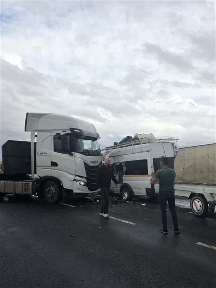 Nevşehir'in Avanos ilçesinde tarım işçilerini taşıyan minibüs ile tırın çarpışması sonucu 9 kişi...