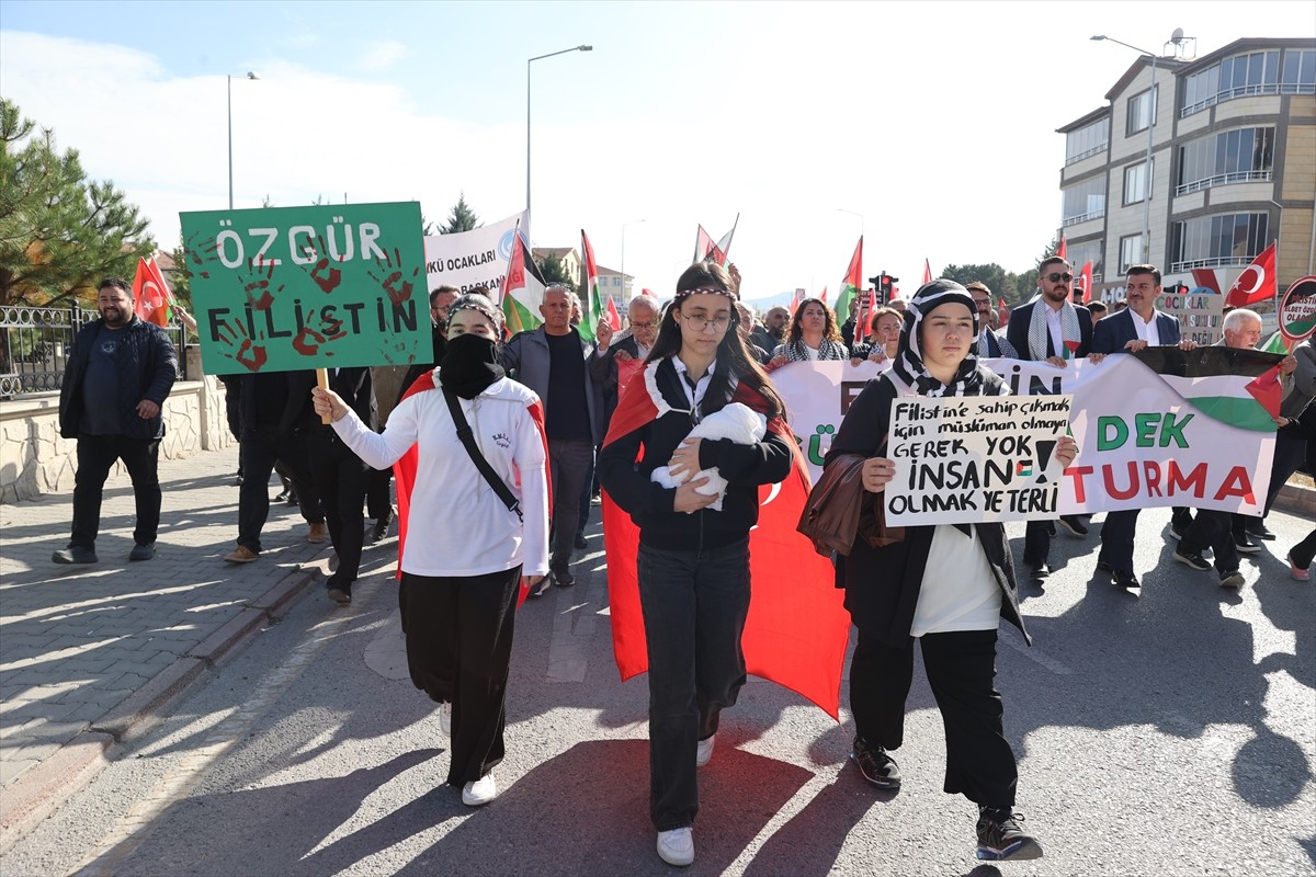 Nevşehir'in Ürgüp ilçesinde, İsrail'in Gazze'ye yönelik saldırılarına tepki amacıyla yürüyüş...