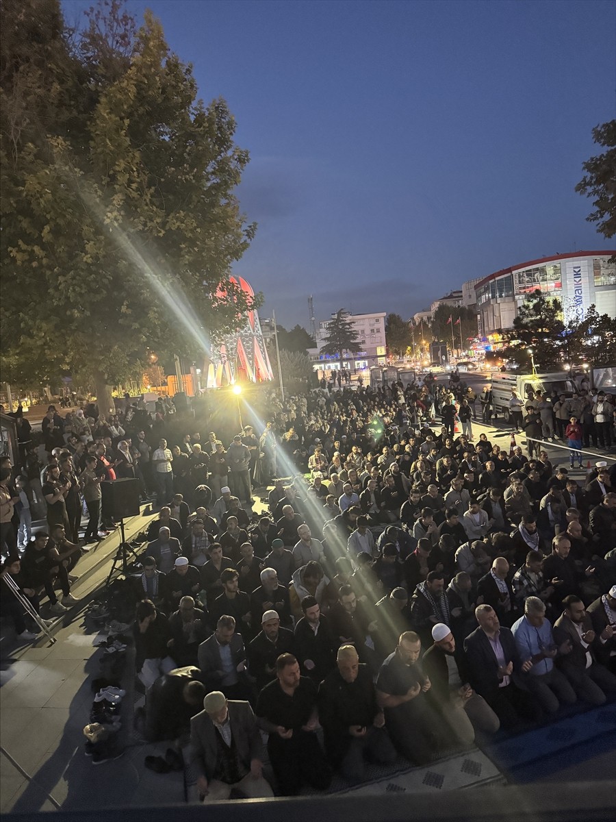Niğde'de, ablukayı kırmak ve insani yardım ulaştırmak amacıyla Gazze'ye doğru yol alan Küresel...