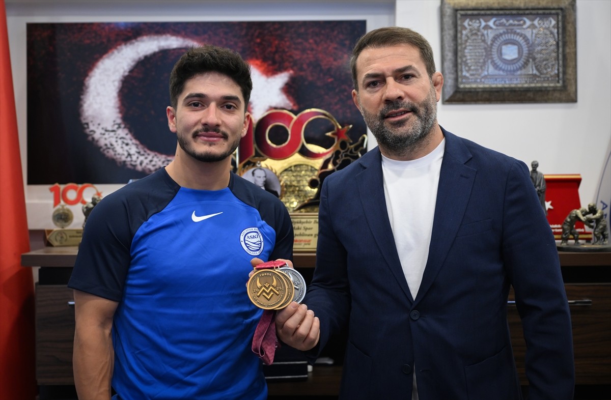 Norveç'te düzenlenen Dünya Halter Şampiyonası'nda koparmada 145 kiloyla altın, silkmede ise 179...