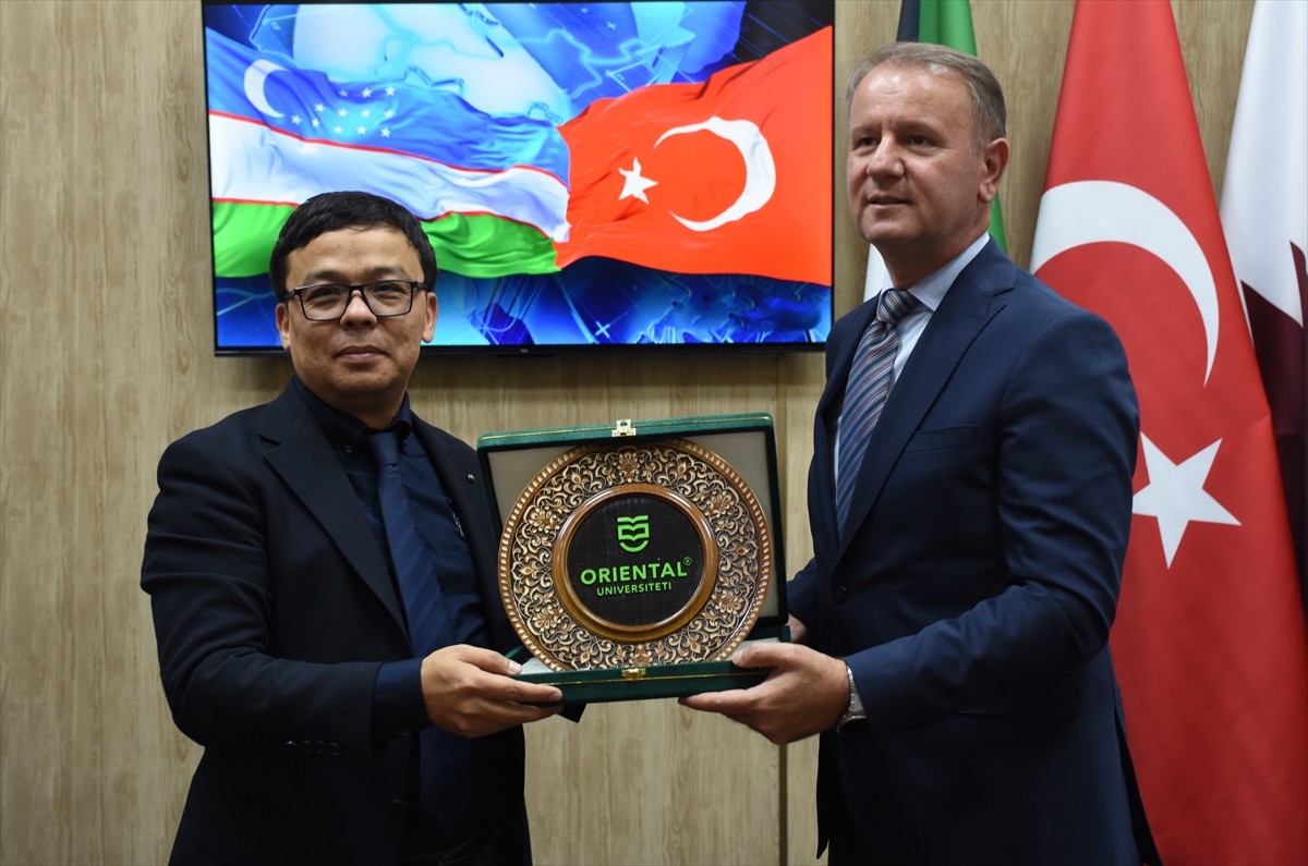 Ordu Üniversitesi Rektörü Prof. Dr. Orhan Baş (sağda) ve beraberindeki heyet, Özbekistan'daki...