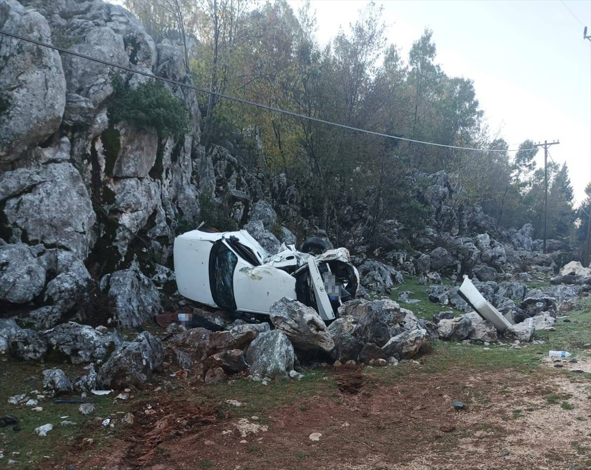 Osmaniye'nin Kadirli ilçesinde otomobilin devrilmesi sonucu 1 kişi hayatını kaybetti, 1 kişi ağır...