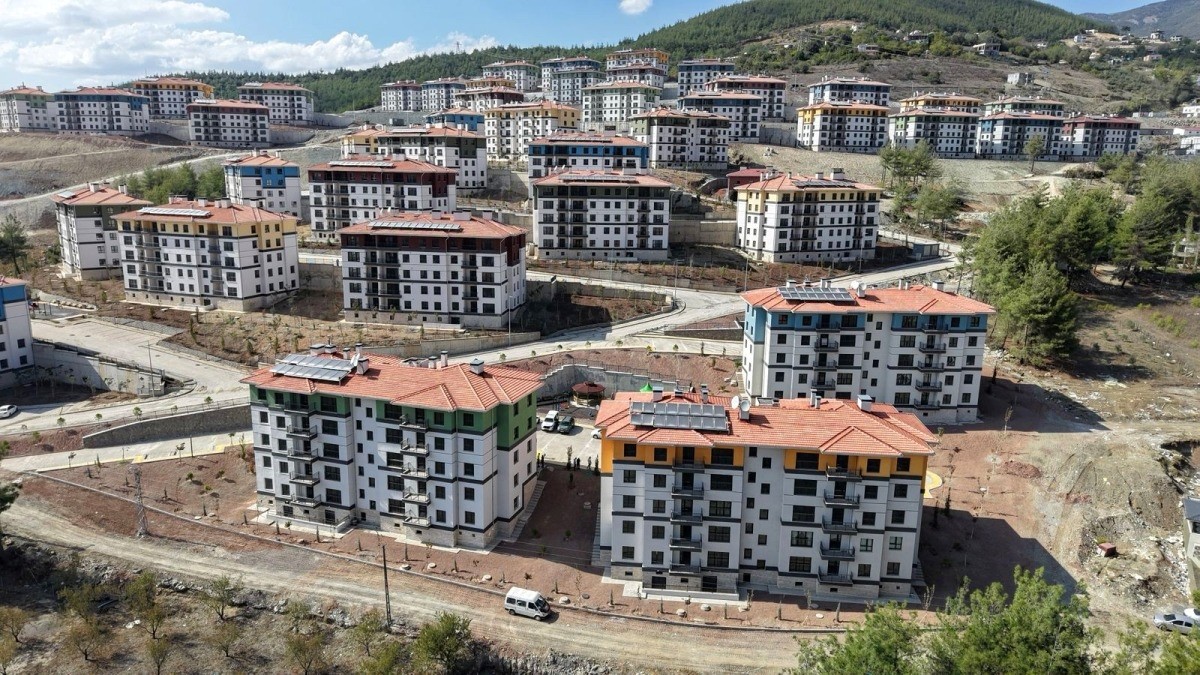 Osmaniye’nin Bahçe ilçesinde yapımı süren 819 deprem konutunun, ay sonuna kadar tamamlanmasının...