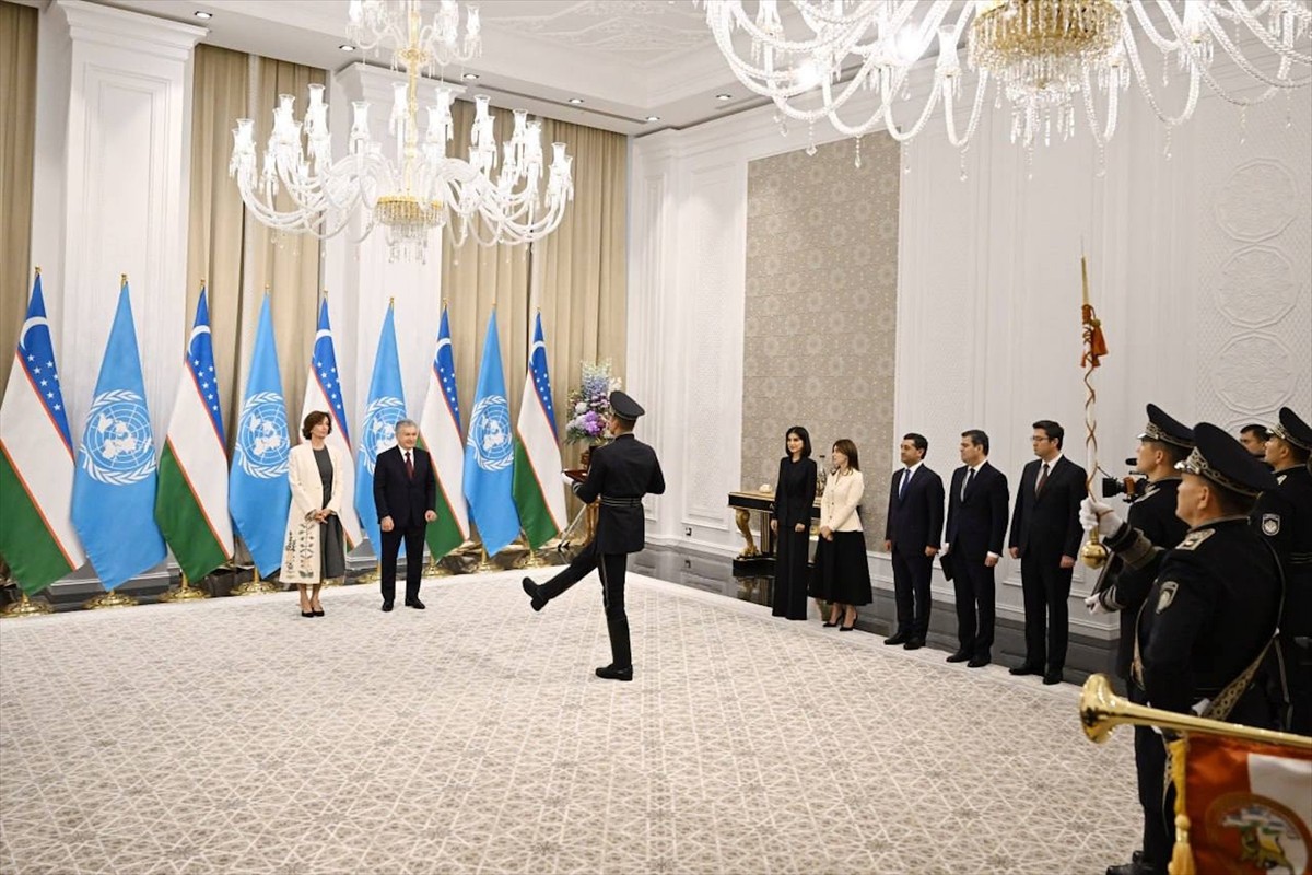 Özbekistan Cumhurbaşkanı Şevket Mirziyoyev (sağda), Birleşmiş Milletler Eğitim, Bilim ve Kültür...