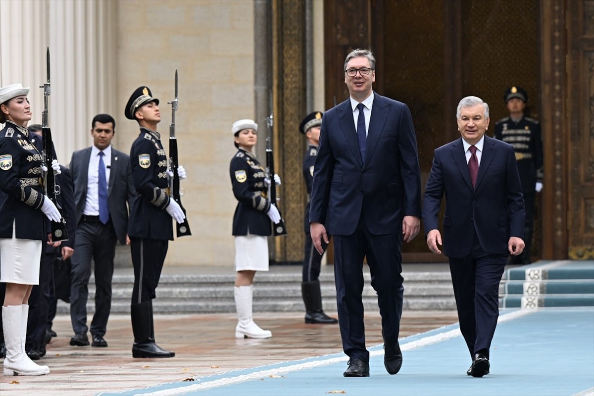 Özbekistan Cumhurbaşkanı Şevket Mirziyoyev (sağda), Sırbistan Cumhurbaşkanı Aleksandar Vucic'i...