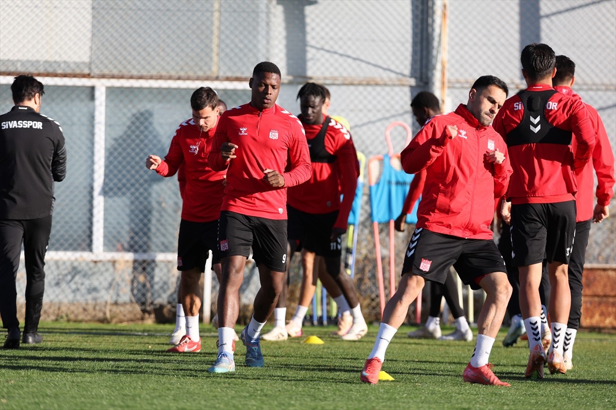 Özbelsan Sivasspor, Trendyol 1. Lig'in 12. haftasında deplasmanda Eminevim Ümraniyespor ile...