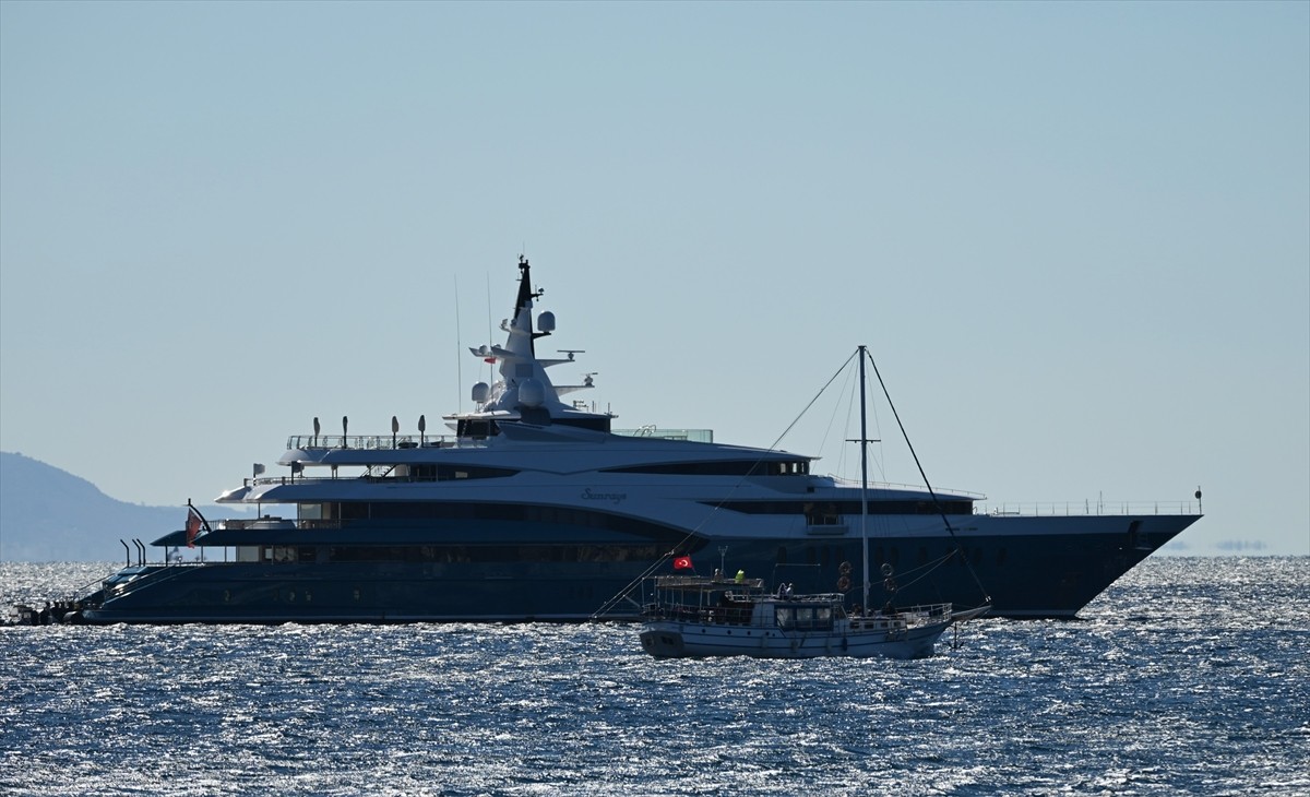 Özellikle yaz aylarında mega yatları ağırlayan Muğla'nın Bodrum ilçesinin açıklarına, "Sunrays"...