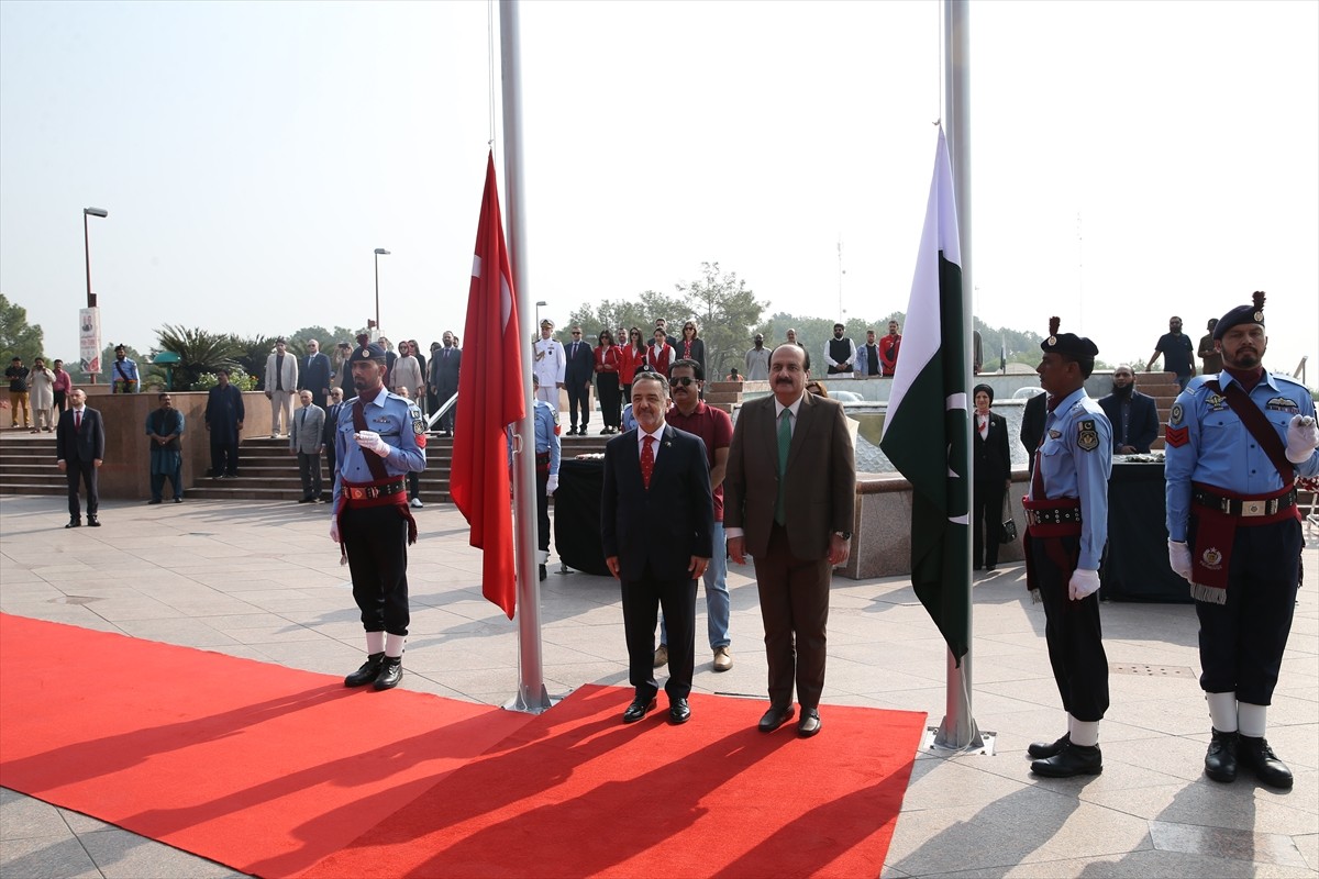 Pakistan'ın başkenti İslamabad'da düzenlenen törenle, Türkiye Cumhuriyeti'nin 29 Ekim Cumhuriyet...