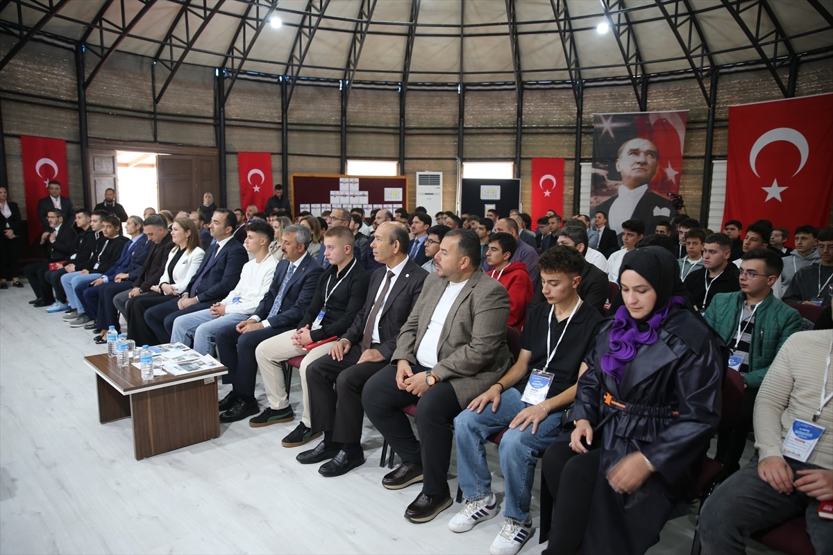 "Türkiye Yüzyılı'nda Maziden Atiye Edirne" kamp programlarının dördüncüsü düzenlenen törenle...
