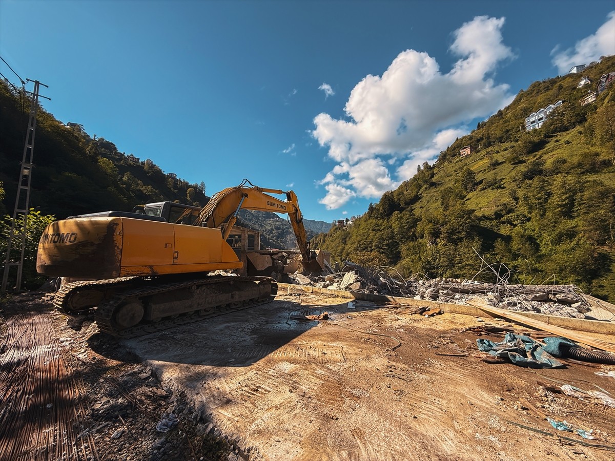 Rize'de Fırtına Vadisi üzerindeki izinsiz ve taşkın riski altındaki yapılar yıkılıyor.