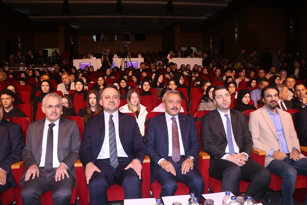 Rize'de Gençlik ve Spor Bakanlığı tarafından düzenlenen "10. Gençler Arası Kültür Sanat...