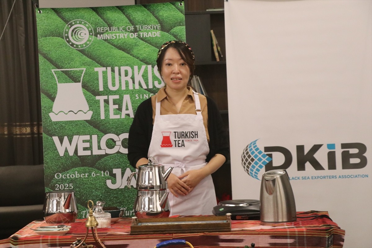 Rize'de "Türk Çayı Japonya'yı Ağırlıyor" programı kapsamında "Ustaların düellosu-Türk çayı demleme...