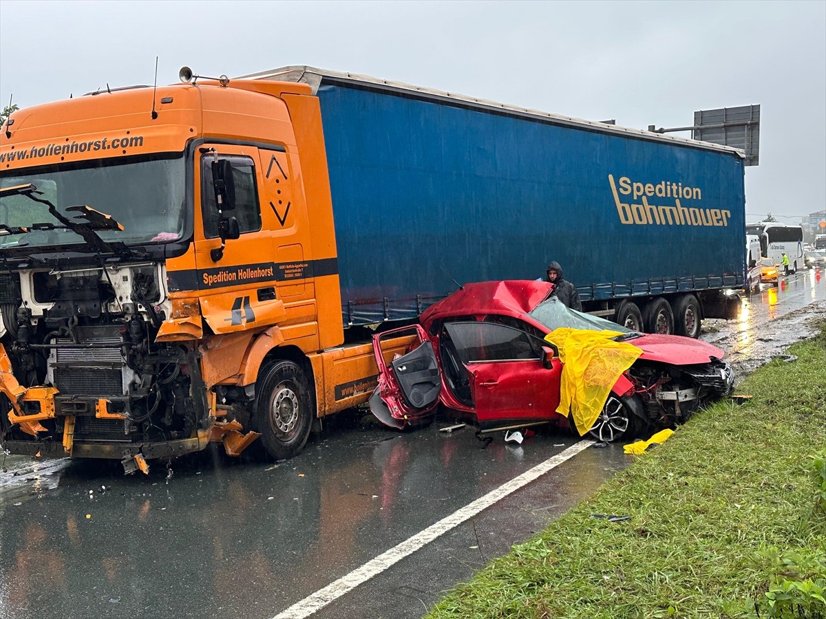 Rize'nin Çayeli ilçesinde otomobil ile tırın çarpışması sonucu 3 kişi hayatını kaybetti.