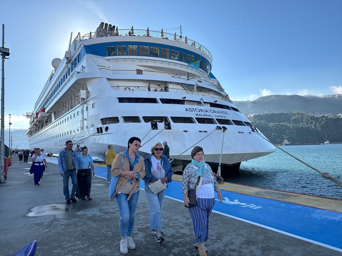 Rusya'nın Soçi kentinden hareket eden "Astoria Grande" adlı kruvaziyer, Amasra Limanı'na...