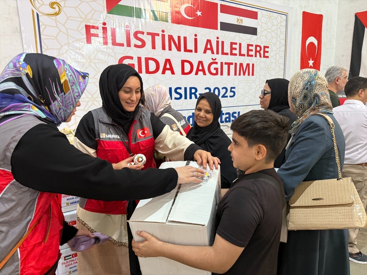 Sadakataşı Derneği, İsrail'in Gazze'deki saldırılarından kurtularak Mısır'a sığınan ailelere nakdi...