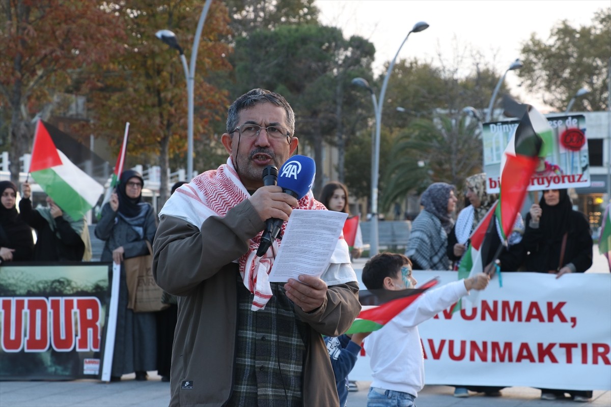 Sakarya'da gerçekleştirilen "Gazze Nöbeti"nde Gazze'ye insani yardım ulaştırmak için yola çıkan...