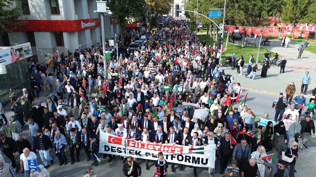Sakarya'da, İsrail'in Gazze'ye yönelik saldırıları protesto etmek ve Filistin'e destek amacıyla...