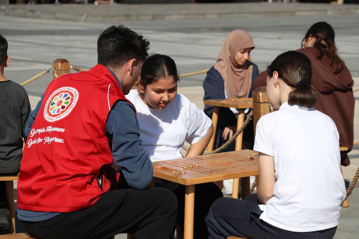 Sakarya'ya gelen "Geleneksel Oyunlar Tırı", genç ve çocukları geçmişin oyunlarıyla buluşturarak 2...