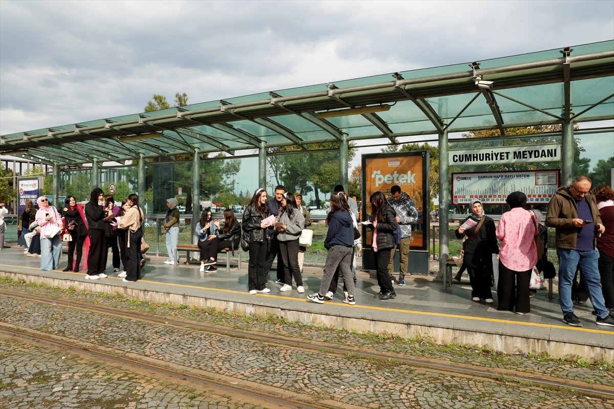  Samsun'da Meme Kanseri Farkındalık Ayı kapsamında tramvayda kadın yolculara bilgilendirme...