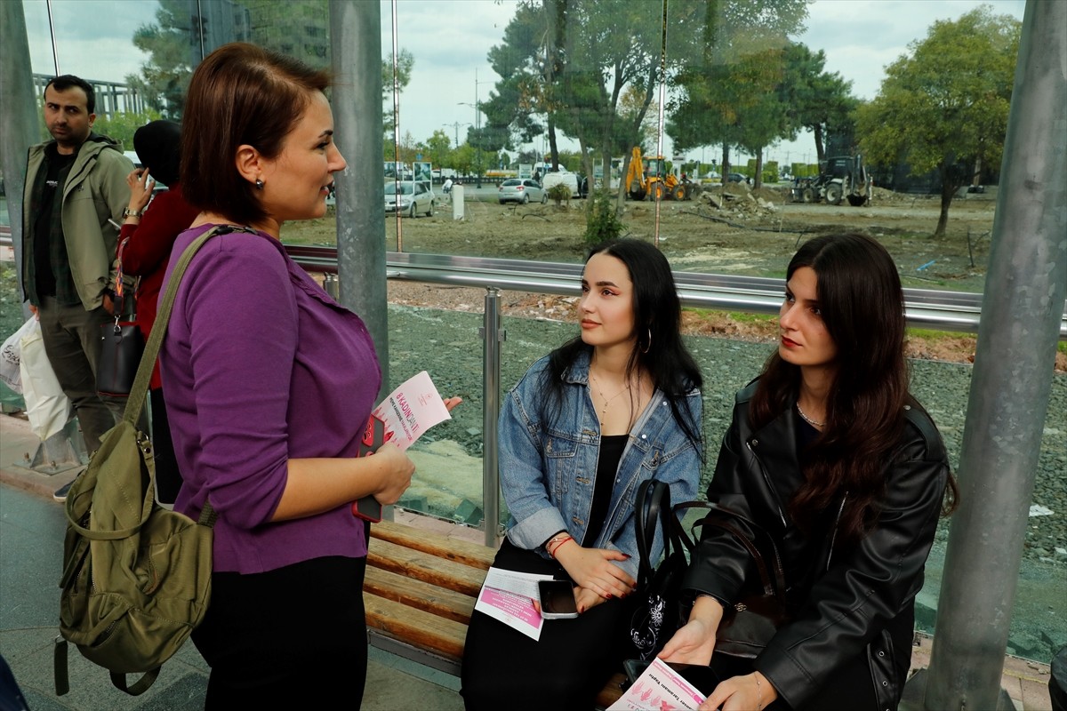  Samsun'da Meme Kanseri Farkındalık Ayı kapsamında tramvayda kadın yolculara bilgilendirme...