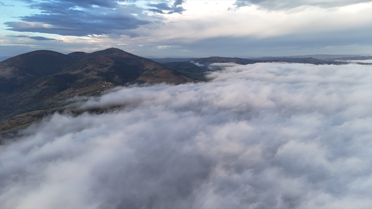 Samsun'un Alaçam ilçesinde 1650 rakımlı Dürtmen Dağı'nda meydana gelen "sis denizi", dronla...