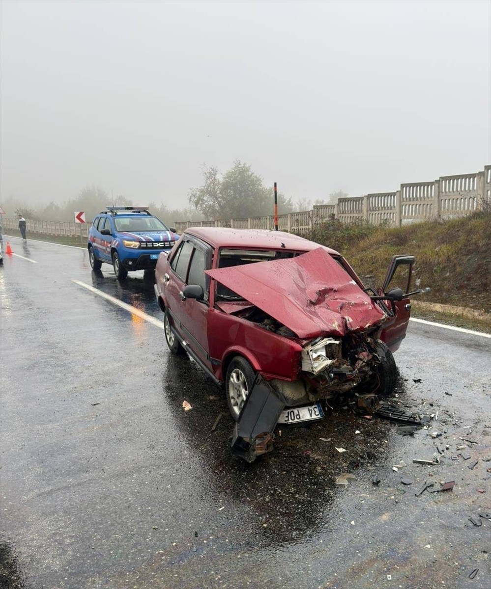 Samsun'un Alaçam ilçesinde hafif ticari araçla otomobilin çarpışması sonucu 1 kişi öldü, 6 kişi...