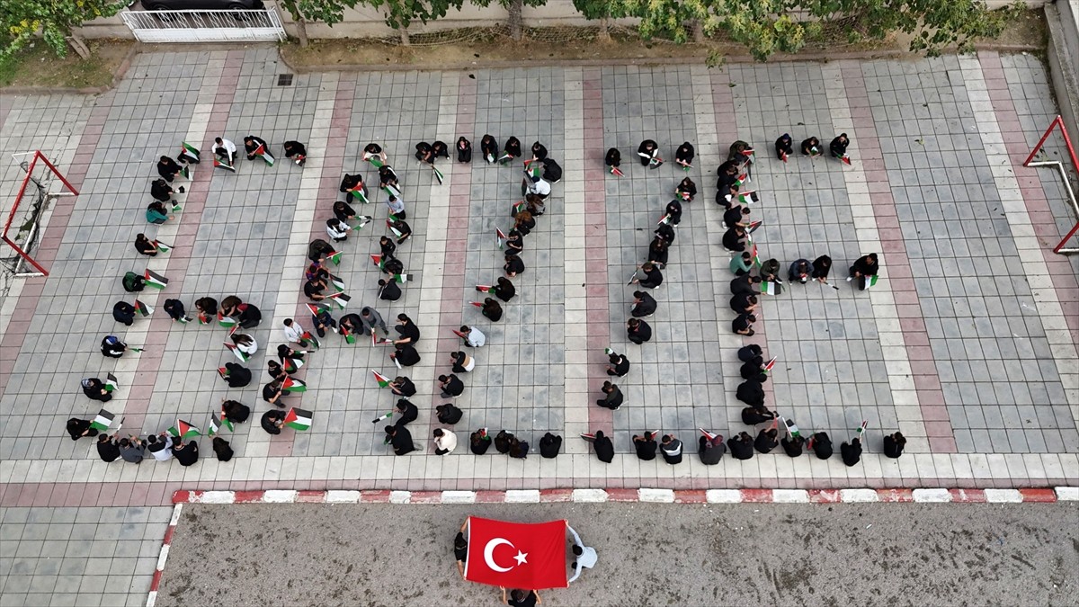 Samsun'un Alaçam ilçesinde lise öğrencileri, Filistin bayraklarıyla "Gazze" koreografisi...