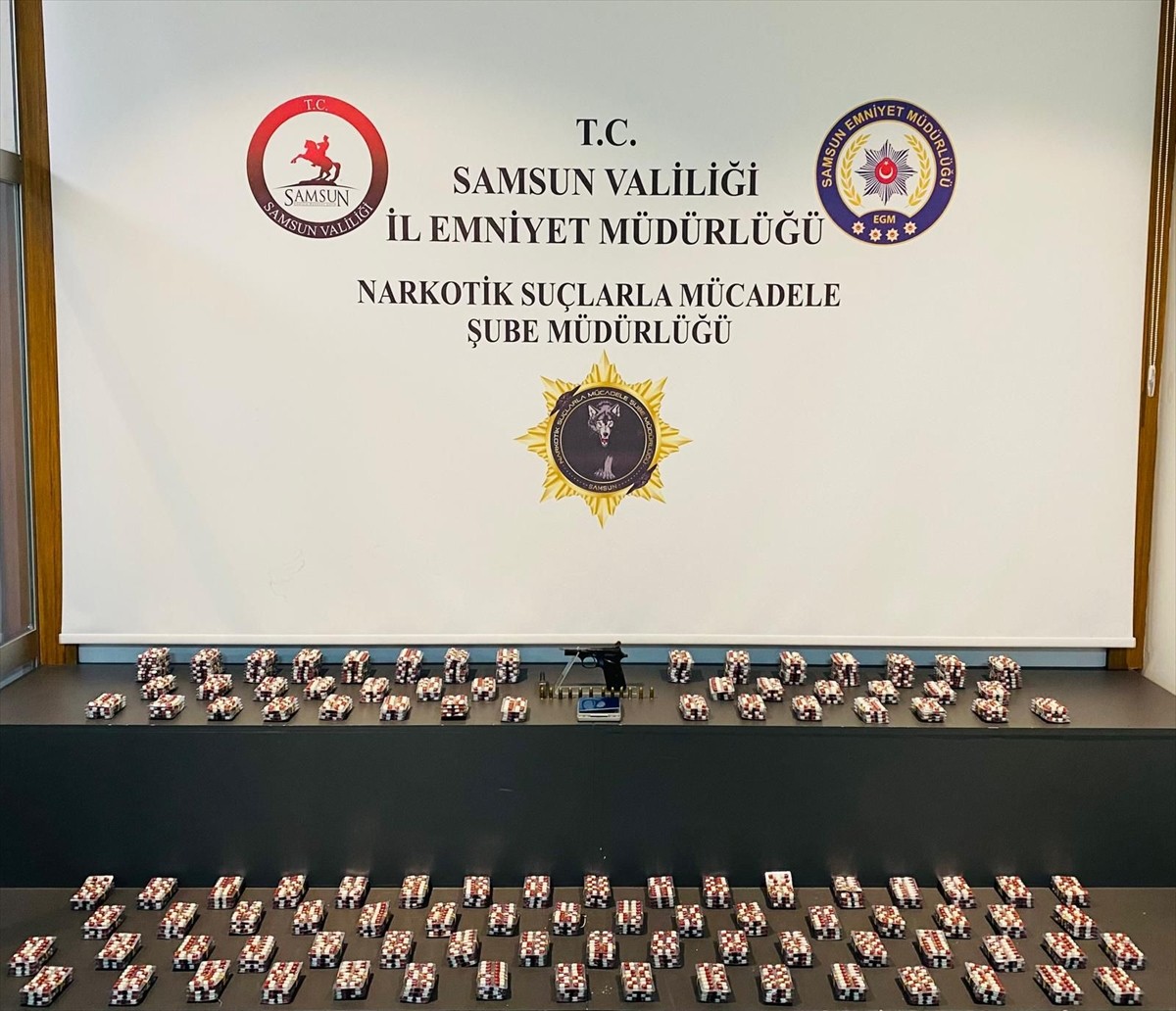 Samsun'un Atakum ilçesinde çöp konteynerine bırakılan uyuşturucuyla ilgili 4 zanlı yakalandı....