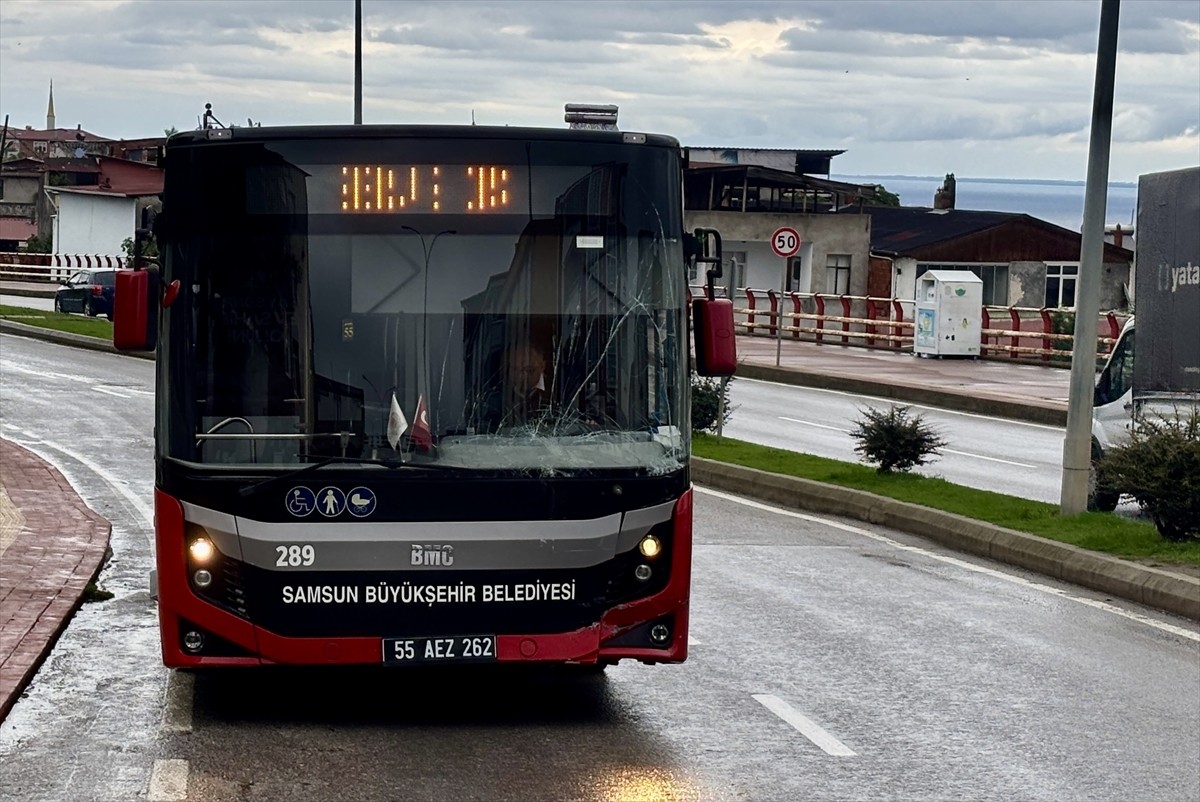 Samsun'un İlkadım ilçesinde kamyonet ile halk otobüsünün çarpışması sonucu 2 yolcu...