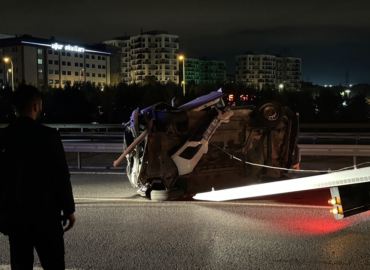 Sancaktepe'de iki otomobilin çarpışması sonucu yaralanan 4 kişi tedavi altına alındı.