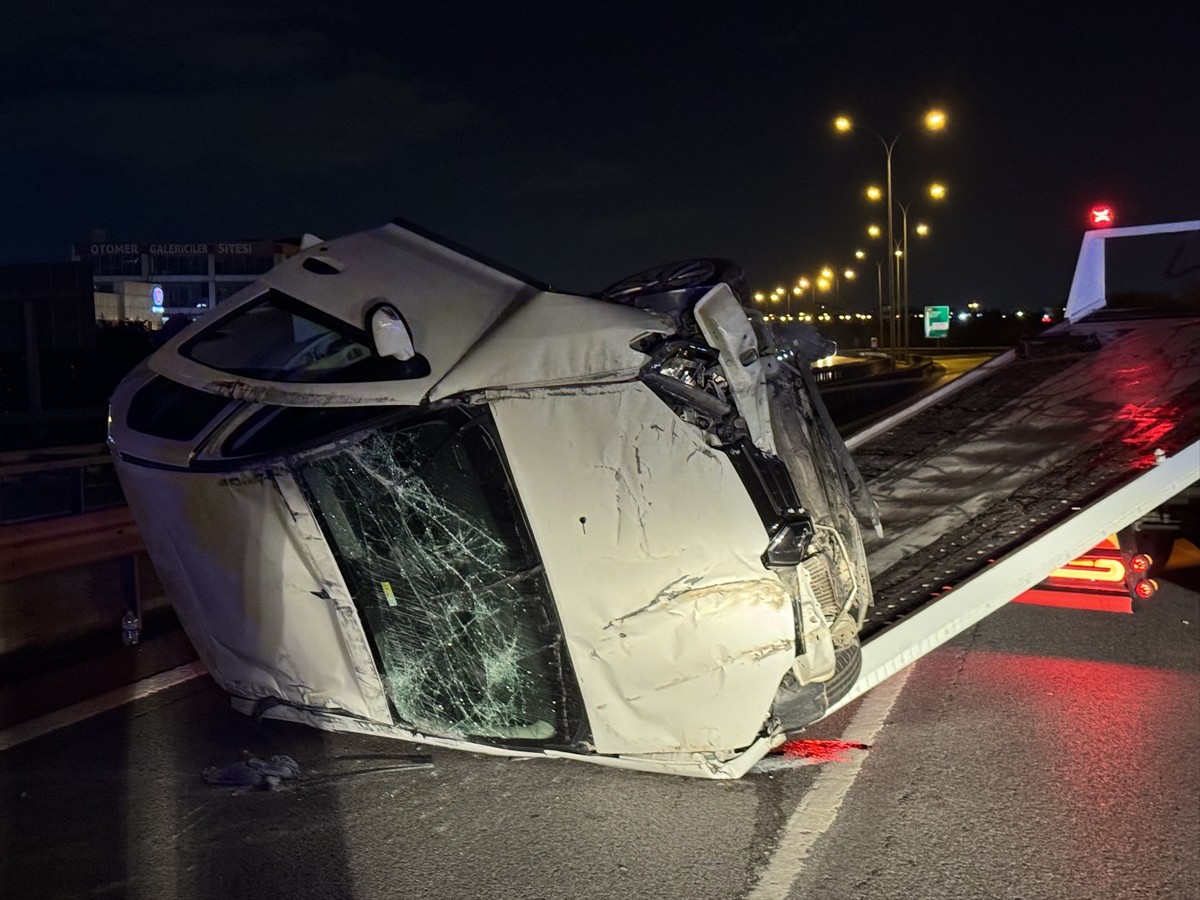 Sancaktepe'de iki otomobilin çarpışması sonucu yaralanan 4 kişi tedavi altına alındı.
