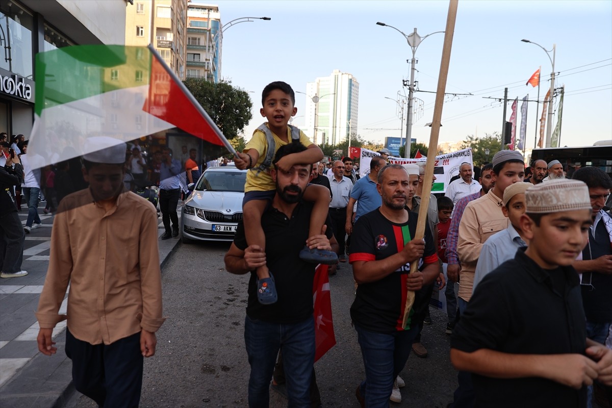 Şanlıurfa'da, İsrail'in Gazze'ye yönelik saldırıları protesto edildi. Şanlıurfa STK Platformunun...