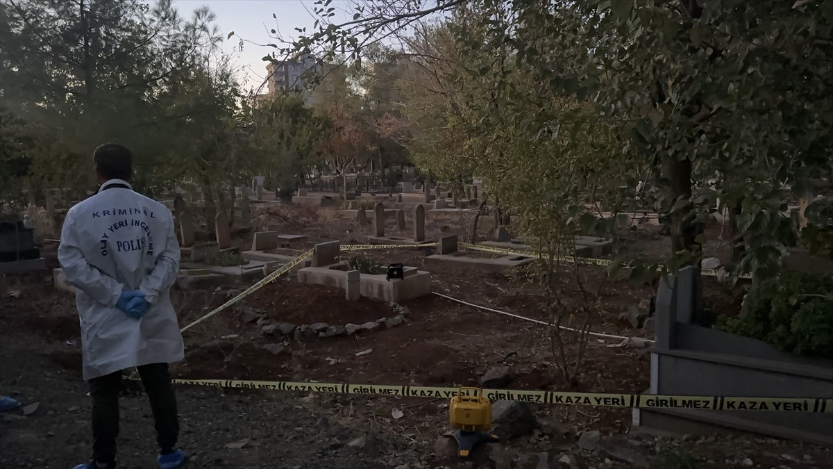 Şanlıurfa'nın Siverek ilçesinde bir mezarlıkta bebek cesedi bulundu. Polis ekipleri bölgede...