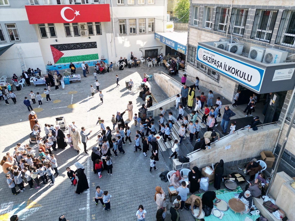 Şanlıurfa'nın Siverek ilçesinde Gazze'ye yardım amacıyla kermes düzenlendi. Gazipaşa İlkokulu...