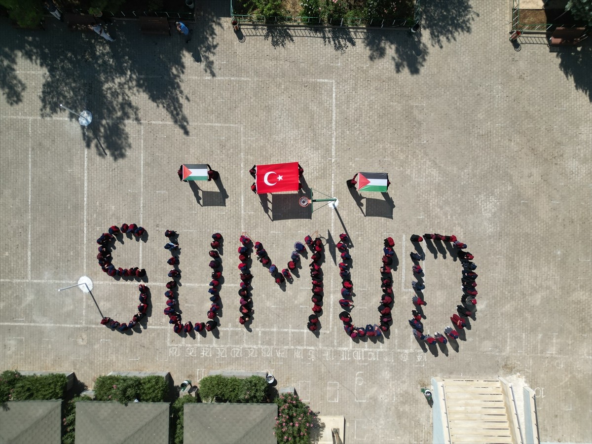 Şanlıurfa'nın Siverek ilçesinde Yusuf Sami Kız Anadolu İmam Hatip Lisesi öğrencileri, İsrail...