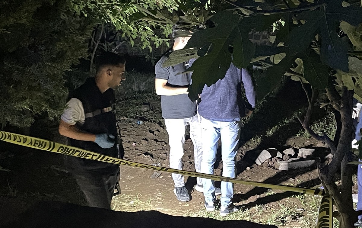 Şanlıurfa’nın Siverek ilçesinde bir caminin bahçesine gömülmüş yeni doğan erkek bebek cesedi...
