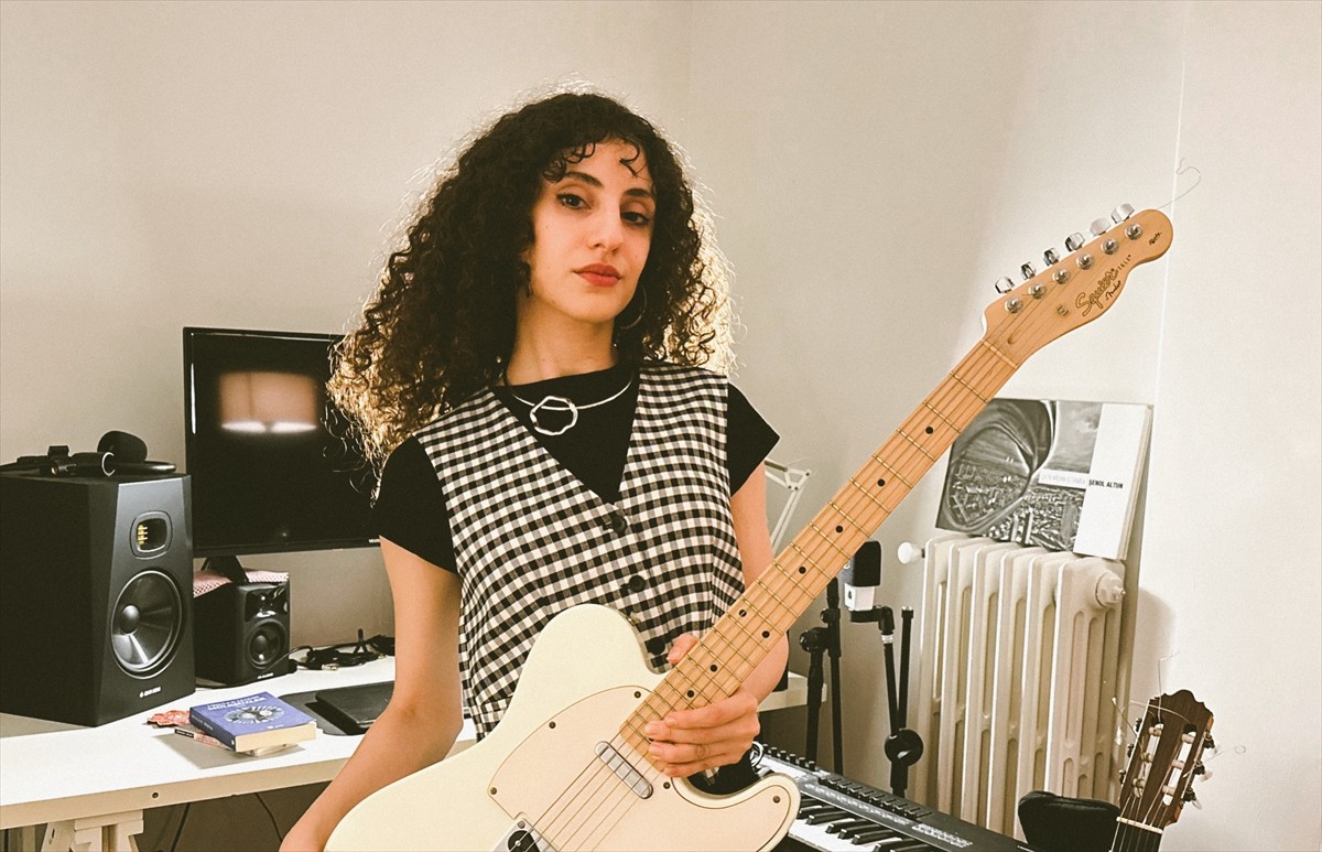 Şarkıcı Farah, Dünya Müzik etiketiyle çıkan "Yarınım Yok" şarkısıyla müzikseverlerle...