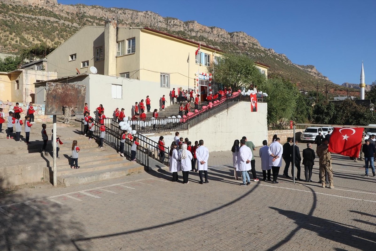 Siirt'in Eruh ilçesinde kurulan "Şehitler Kütüphanesi" düzenlenen törenle açıldı.İçişleri...