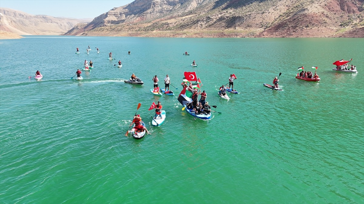Siirt'te, Gazze'ye insani yardım ulaştırmak amacıyla yola çıkan ve İsrail'in saldırısına uğrayan...