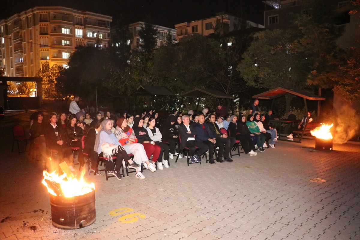 Siirt'te yurt ve pansiyonda kalan öğrenciler için açık hava sinema etkinliği düzenleniyor.