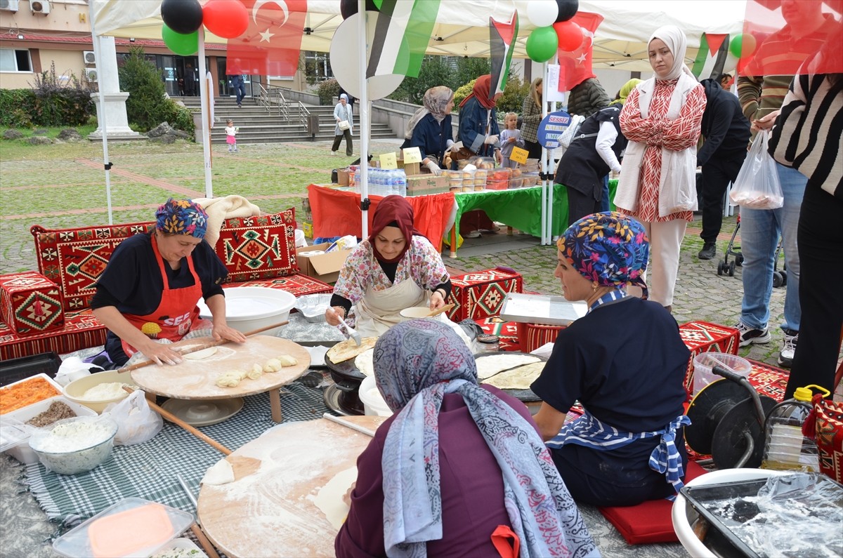 Sinop'ta öğrenciler tarafından Gazze için yardım kermesi düzenlendi.  