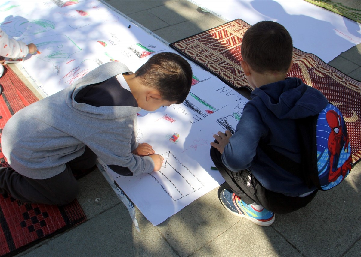 Sinop'ta "Filistinli çocuklar için çiz" etkinliği gerçekleştirildi. Uğur Mumcu Meydanı yakınında...