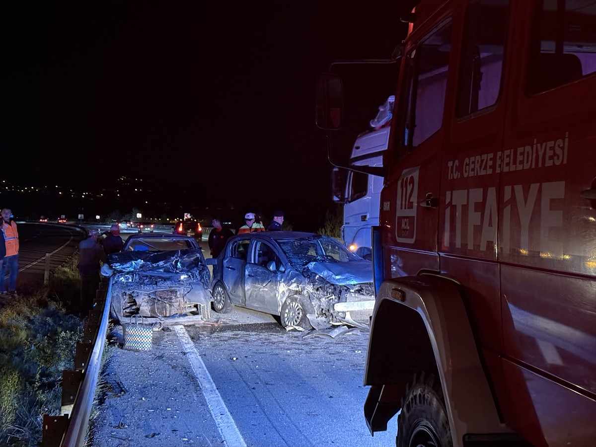 Sinop’un Gerze ilçesinde yol kenarında lastik değişimi yapan araca, başka bir aracın çarpması...