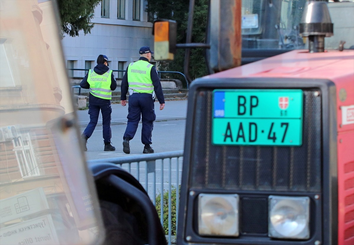 Sırbistan'ın kuzeyindeki Novi Sad kentinde 8 farklı çiftçi birliği üyeleri, hükümetin tarım...