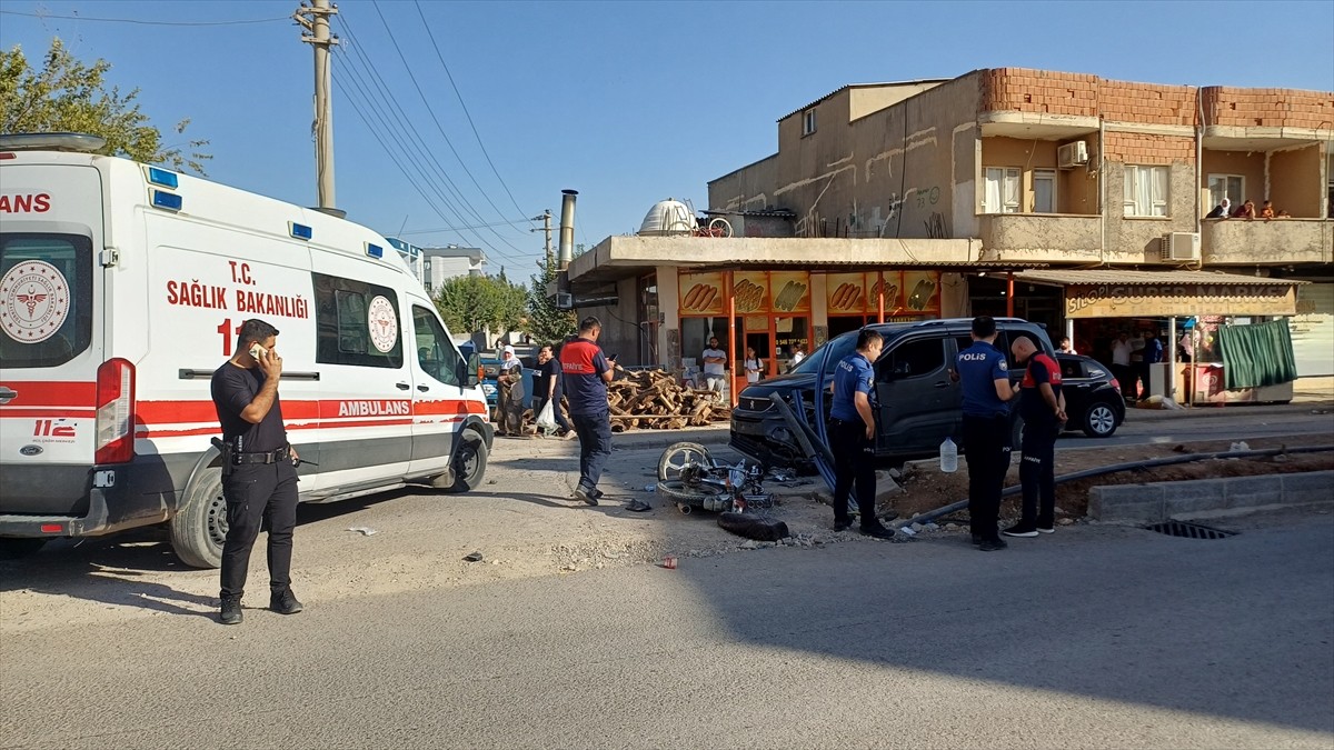 Şırnak'ın Silopi ilçesinde hafif ticari araç ile çarpışan motosikletin sürücüsü ağır...