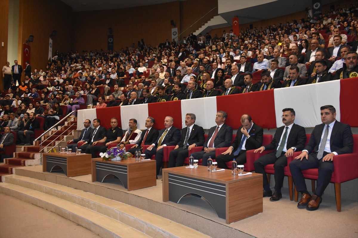 Şırnak Üniversitesinin 2025-2026 Akademik Yılı açılış töreni gerçekleştirildi. Programa Şırnak AK...